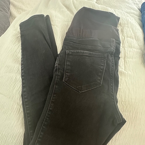 Old navy maternity jeans - Picture 3 of 3